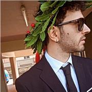 Docente di italiano, laureato in lingue e comunicazione internazionale, impartisce lezioni di italiano, inglese storia e geografia